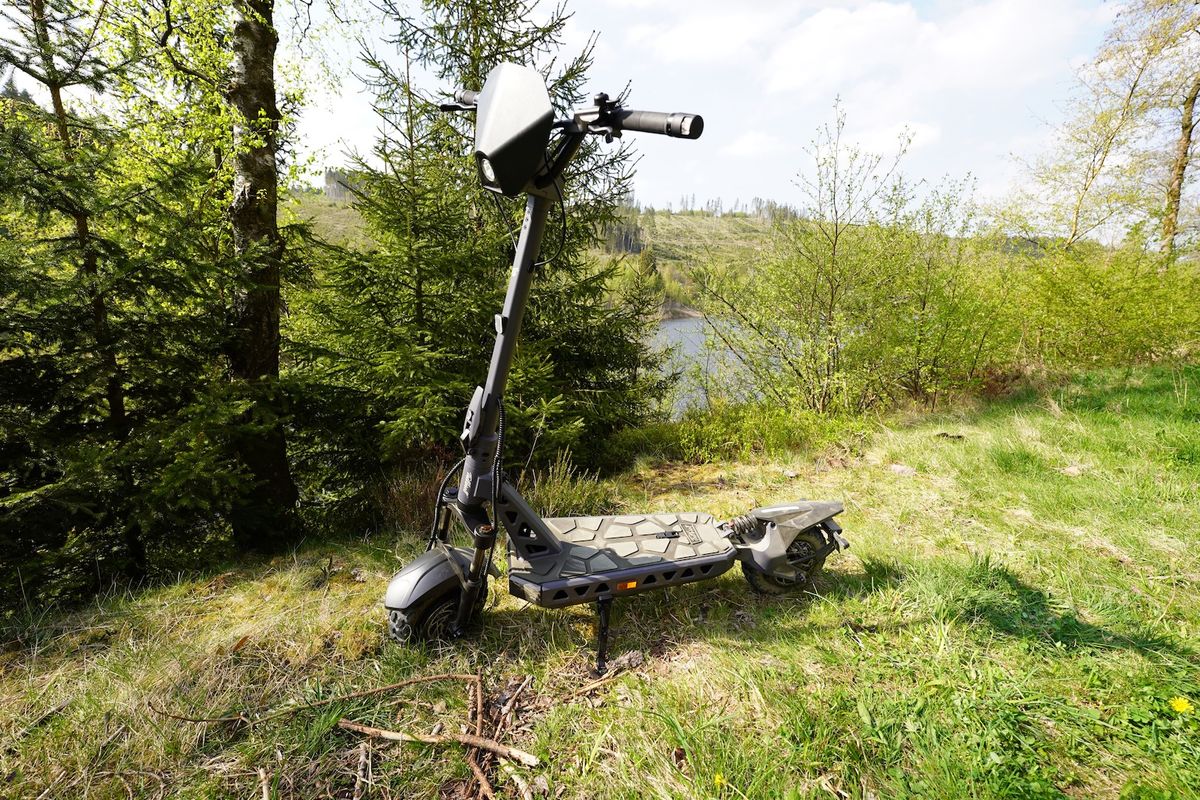 Offroad-E-Scooter auf einem Waldweg mit losem Schotter