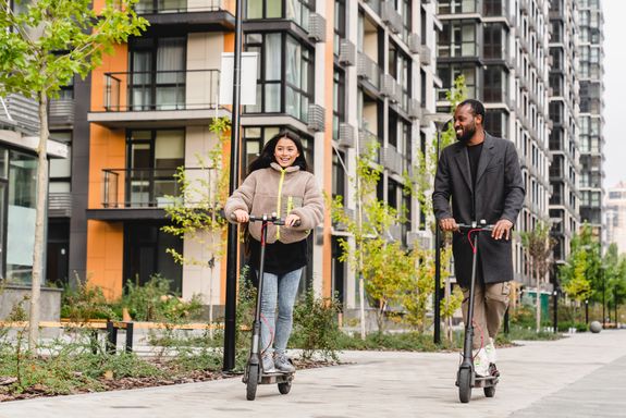 Junges Paar auf E-Scootern | © Envato Elements Junges Paar auf E-Scootern