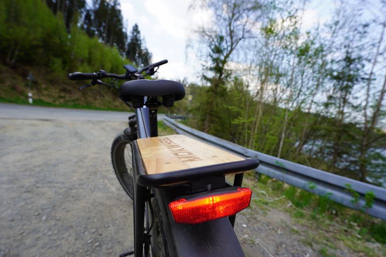 Der Sattel vom Mokwheel Basalt ist breit und gefedert Der Sattel vom Mokwheel Basalt ist breit und gefedert