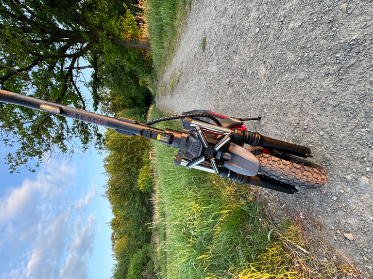 In Deutschland gibt es beim ZT3 Pro kein Tagfahrlicht, sondern billiges Plastik In Deutschland gibt es beim ZT3 Pro kein Tagfahrlicht, sondern billiges Plastik