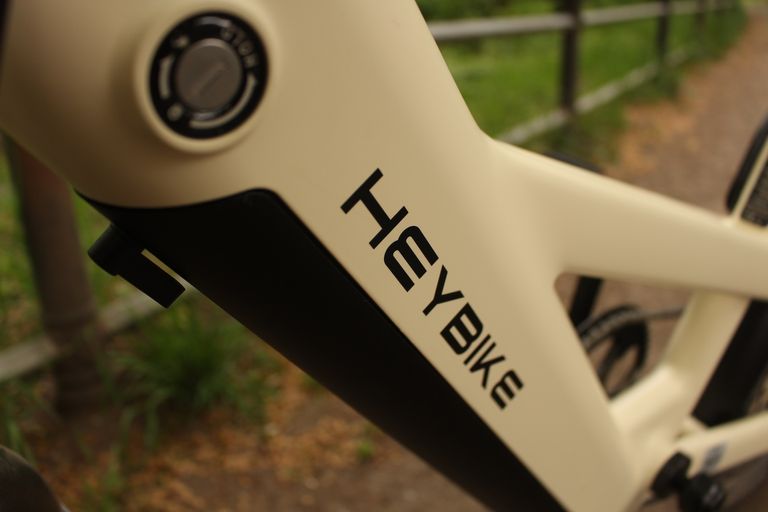Über das Schloss lässt sich der Akku des Heybike EC Compact Sport entnehmen Über das Schloss lässt sich der Akku des Heybike EC Compact Sport entnehmen