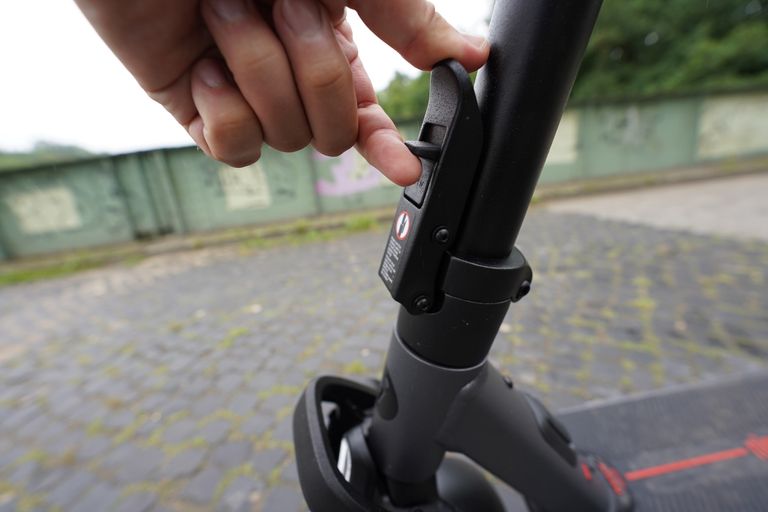 Einfacher Klappmechanismus beim Segway Max G3D