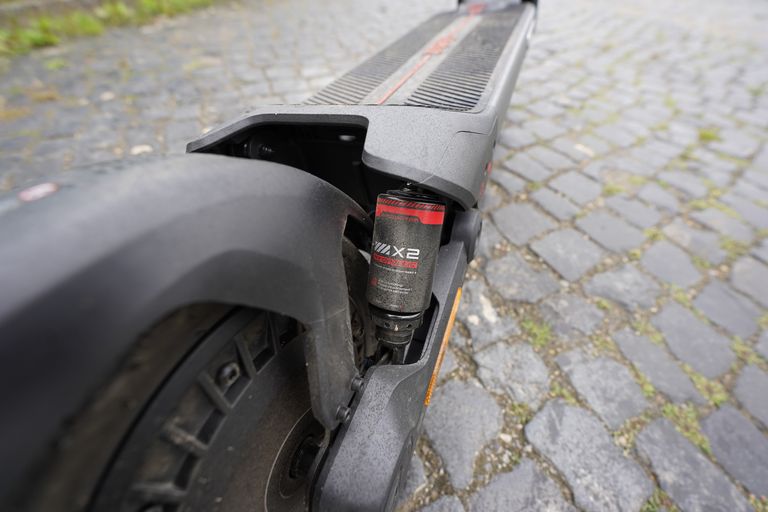 Der Segway Max G3D verfügt über zwei Dämpfer direkt am Heck