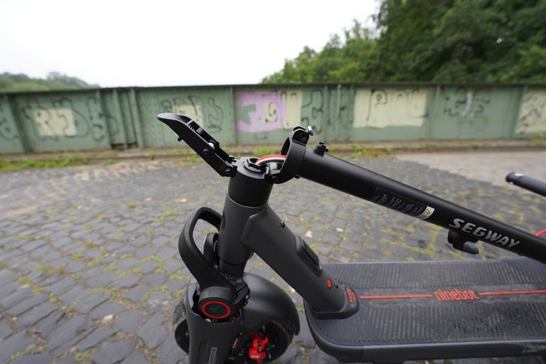 Die Kabelführung beim Segway Max G3D ist sauber aber nicht gut geschützt