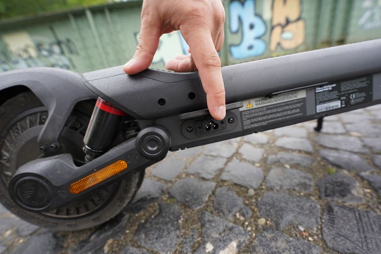 Der Ladeport befindet sich an der Seite des Segway Max G3D