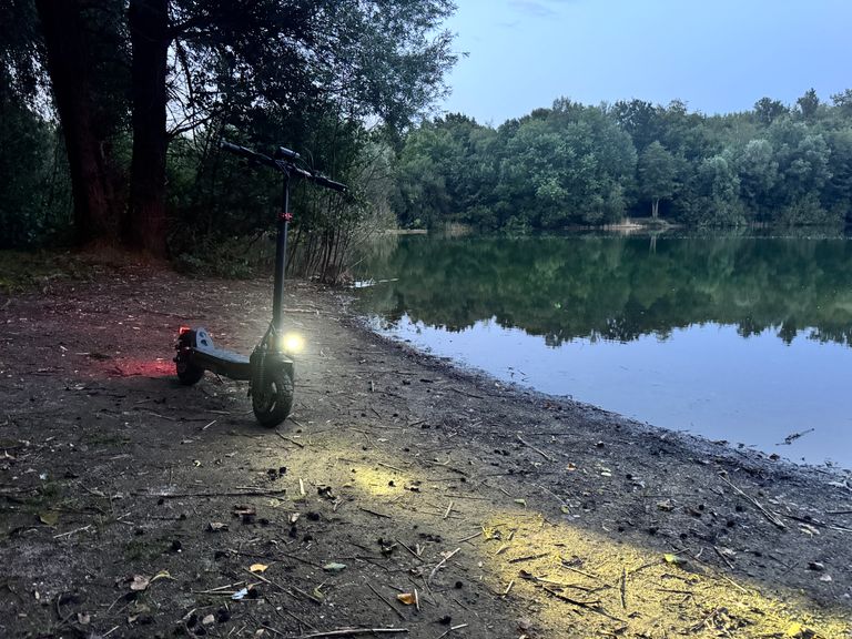 iScooter T4 bei Dämmerung am See