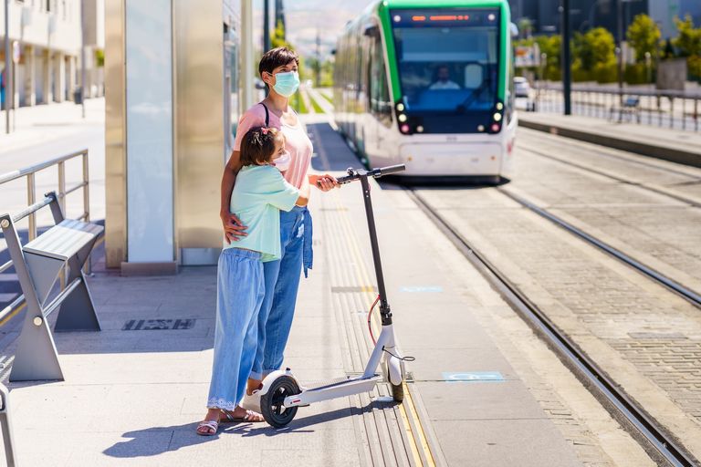 Mutter mit Kind nehmen E-Scooter mit in eine S-Bahn