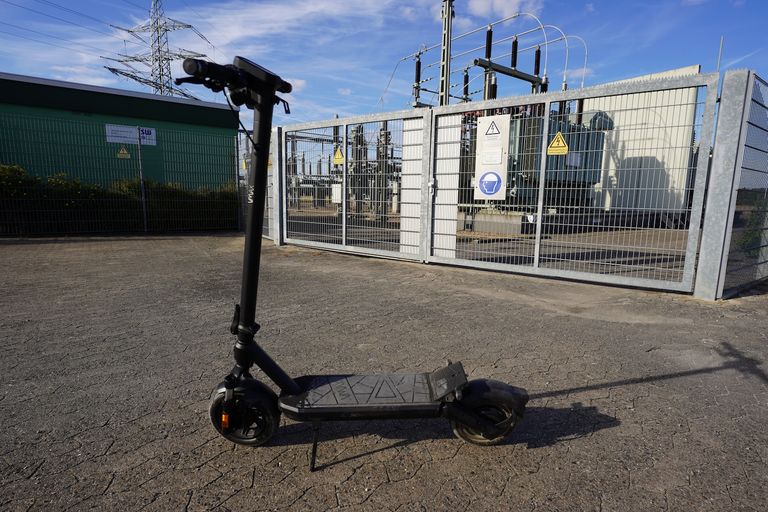 VMAX New VX2 Gear vor einem Kraftwerk