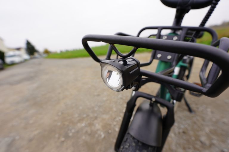 Das Frontlicht des ENGWE L20 Boost ist am vorderer Gepäckträger montiert