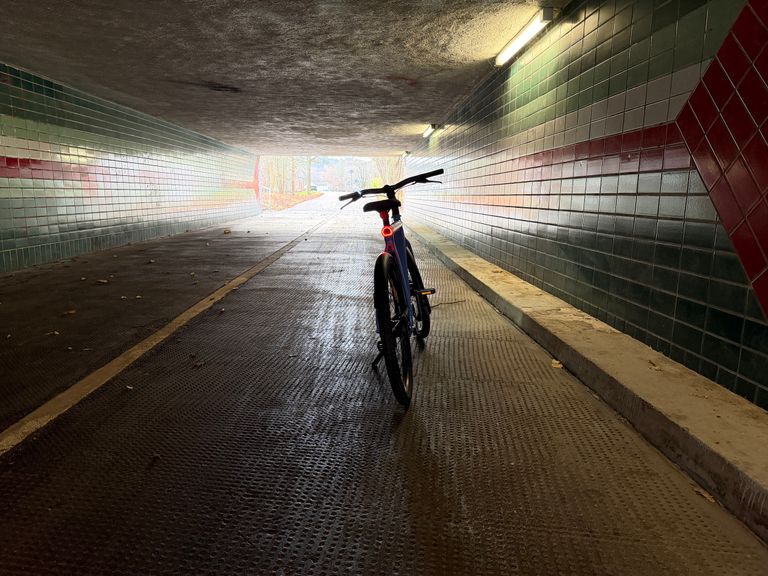 VanMoof S6 Heck im Tunnel