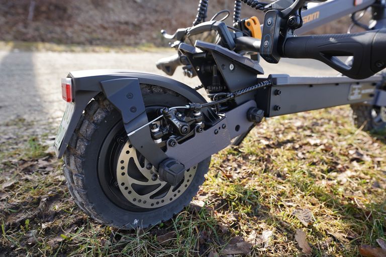 Der Motor des Ausom L1 befindet sich im Hinterrad