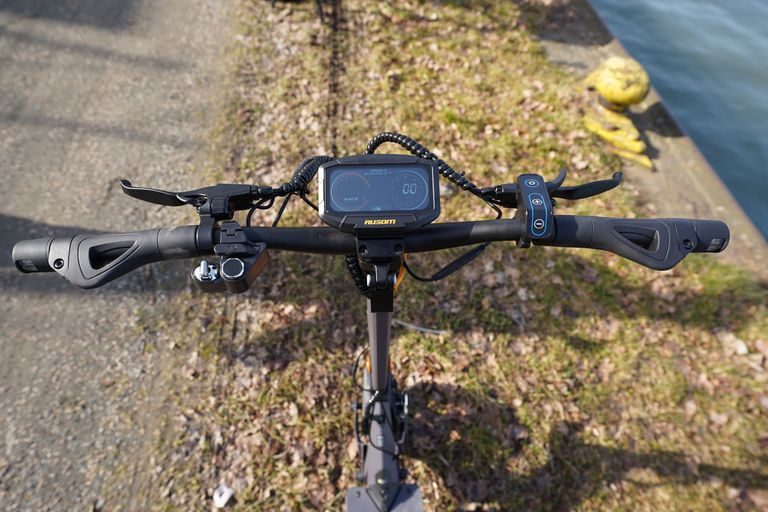 Ausom L1 im Test mit guten Layout des Lenkers