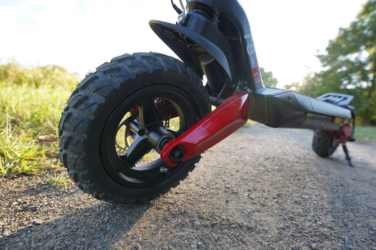 Dank seiner Federung liegt der iScooter T8 satt auf der Straße