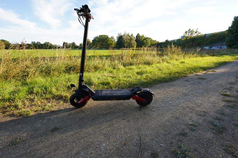 iScooter T8 im Test auf einem Schotterweg