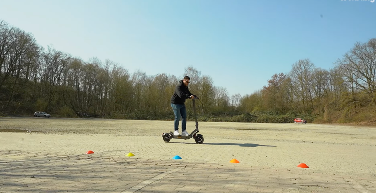 Trittbrett Fritz: E-Scooter mit Straßenzulassung im Bremstest