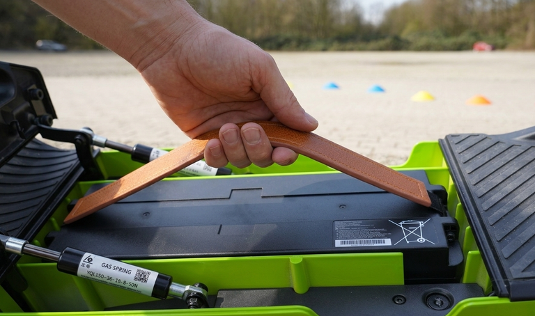 Der Akku lässt sich schnell und einfach aus dem STREETBOOSTER Pollux entnehmen