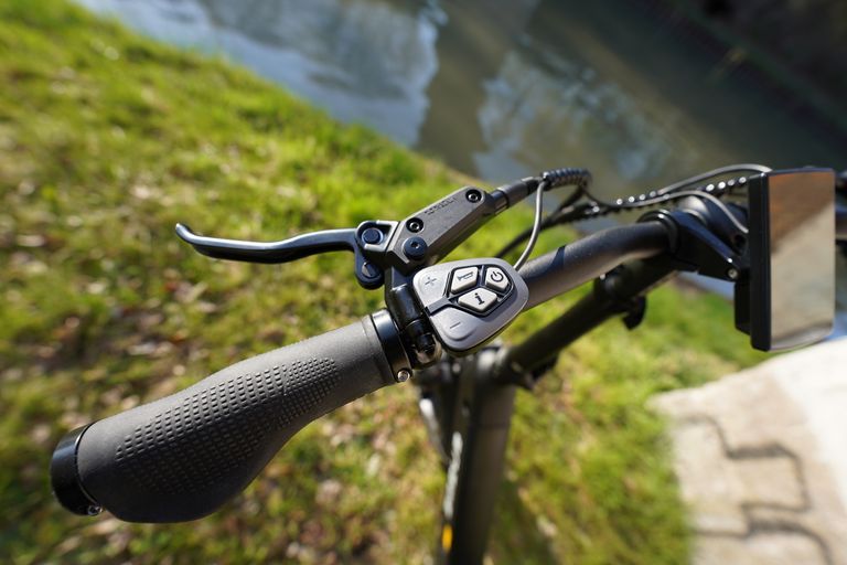 Lenker des ENGWE L20 3.0 Pro aus der Nahaufnahme