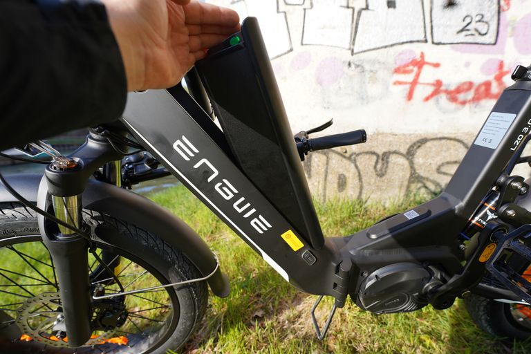 Der Akku lässt sich aus dem ENGWE L20 3.0 Pro einfach herausnehmen