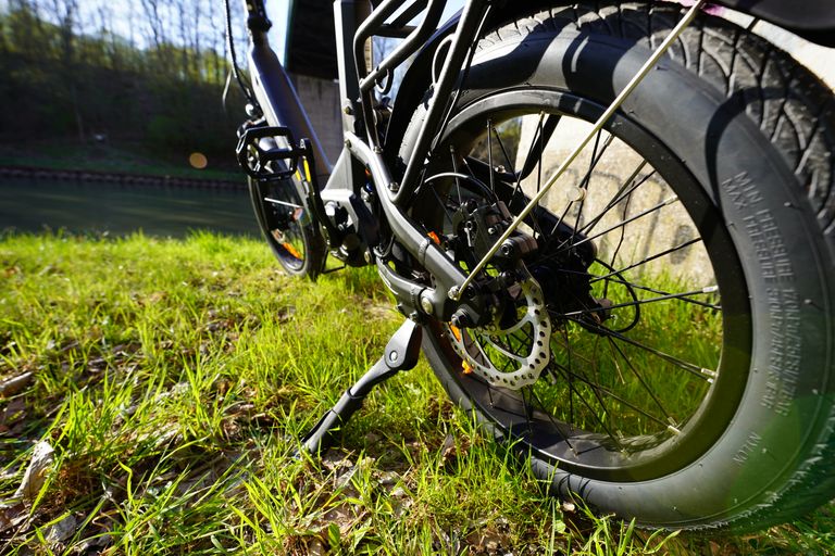 Nahaufnahme der hydraulischen Scheibenbremsen des ENGWE L20 3.0 Pro