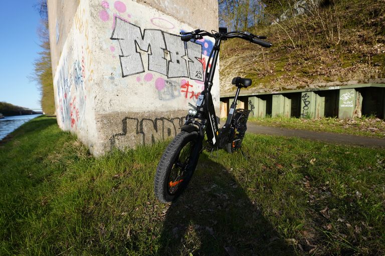 Fahrer auf dem ENGWE L20 3.0 Pro, Seitenperspektive, aufrechte Sitzposition