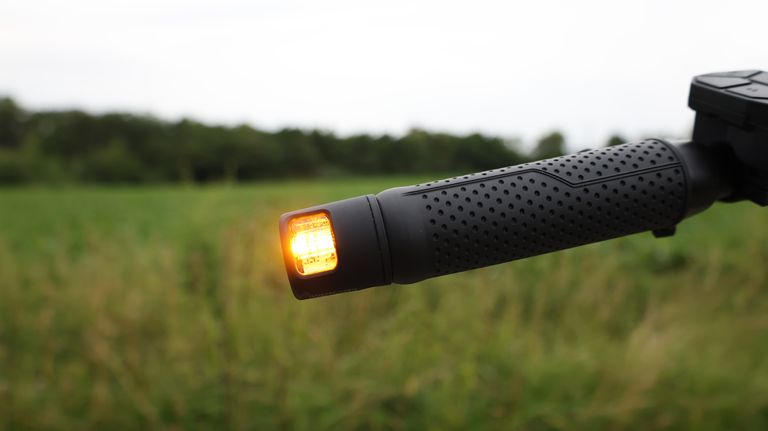 Der Blinker am Lenker des iScooter iX7