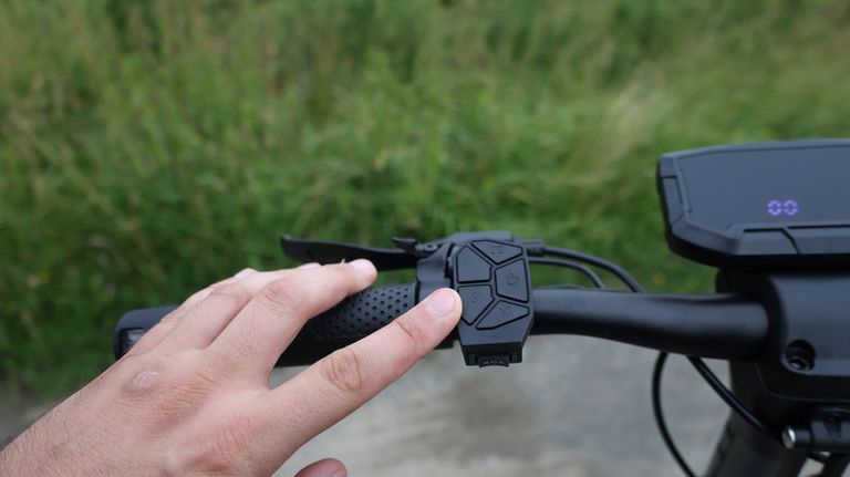Die Bedienelemente am Lenker des iScooter iX7