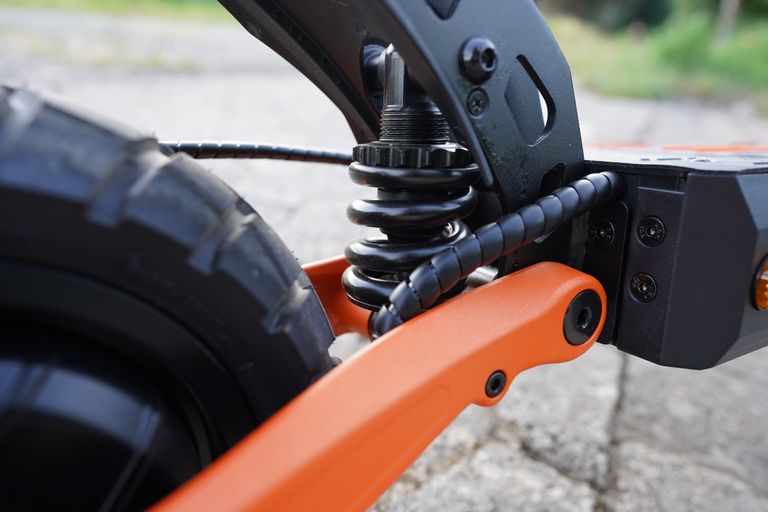 Detailaufnahme des Stoßdämpfers am Kukurin G2 Pro