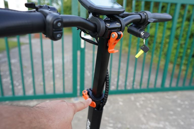 Die Höhenverstellung des Lenkers am Kukurin G2 Pro
