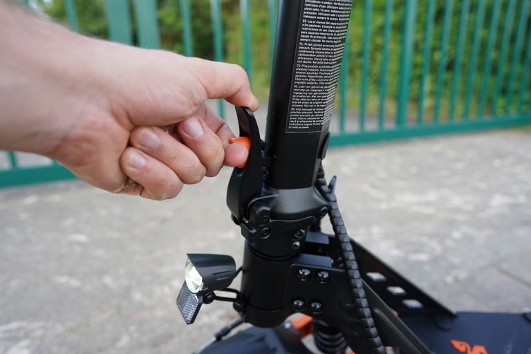 Die Sicherung des Klappmechanismus am Kukurin G2 Pro