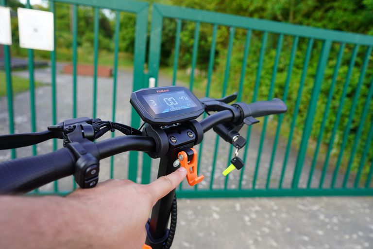 Der Klappmechanismus des Kukurin G2 Pro