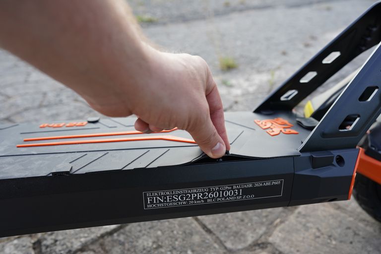 Nicht sauber verklebte Gummiauflage auf dem Trittbrett des Kukurin G2 Pro