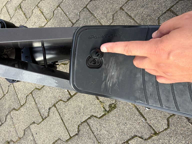 Geöffnete Abdeckung des Ladeports am ePowerFun ePF-3
