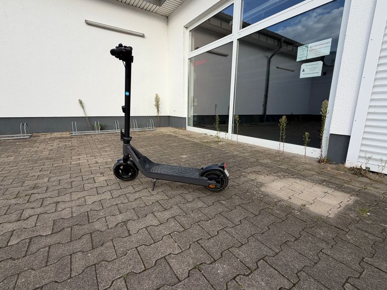 Seitenansicht des ePowerFun ePF-3 mit der doppelten Strebe zwischen Trittbrett und Lenkstange