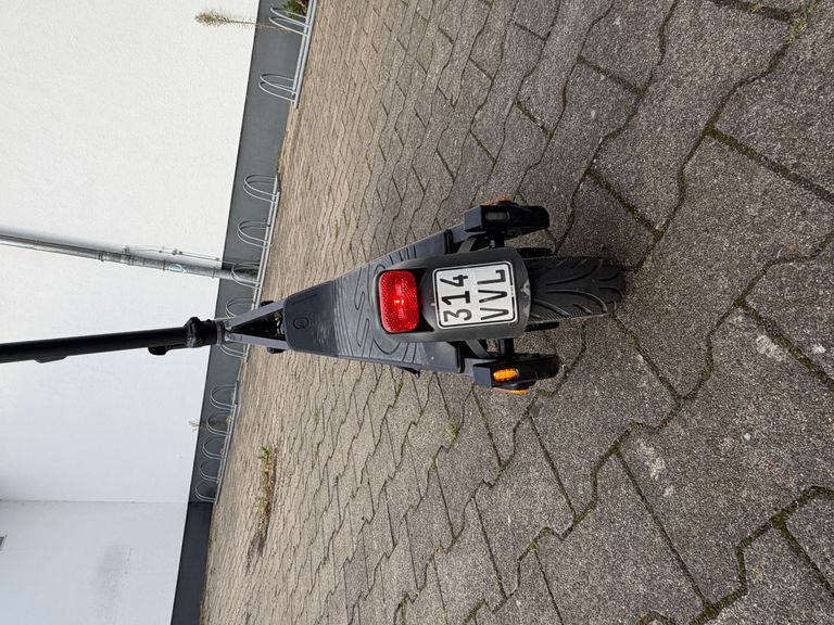 Heck des ePowerFun ePF-3 mit Rücklicht und Bremslichtfunktion