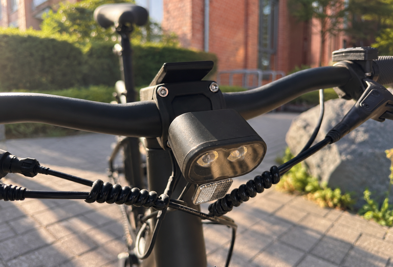 Frontscheinwerfer mit 100 Lux am Fiido C21