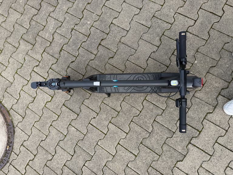 ePowerFun ePF-SKATE zusammengeklappt von oben mit Blick auf das Trittbrett