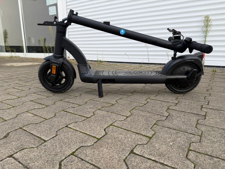 Zusammengeklappter ePowerFun ePF-SKATE von der Seite