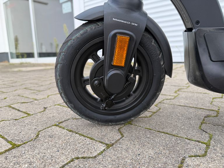 Vorderrad des ePowerFun ePF-SKATE mit 9-Zoll-Tubeless-Reifen