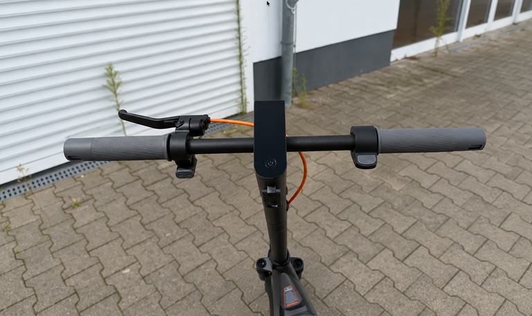 Lenker des Xiaomi Electric Scooter 6 mit Display und Griffen