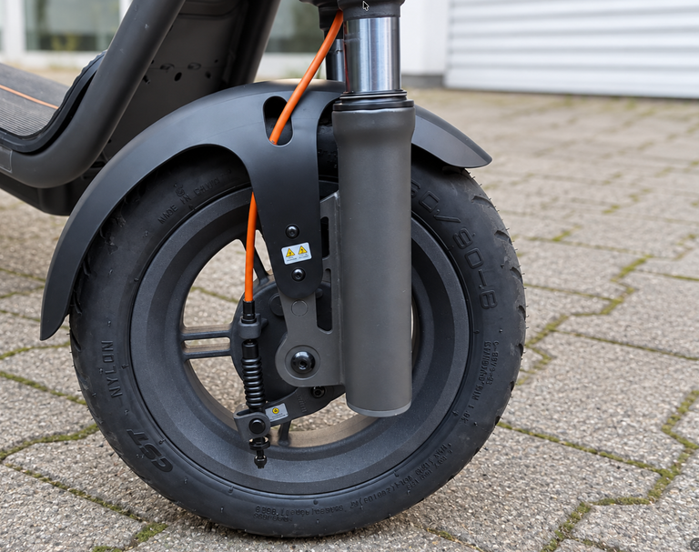Vorderrad des Xiaomi Electric Scooter 6 mit 12-Zoll-Tubeless-Reifen und Federung
