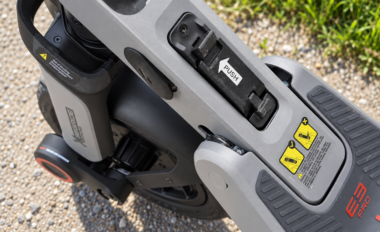 Klappmechanismus an der Lenkstange des Segway E3 Pro D