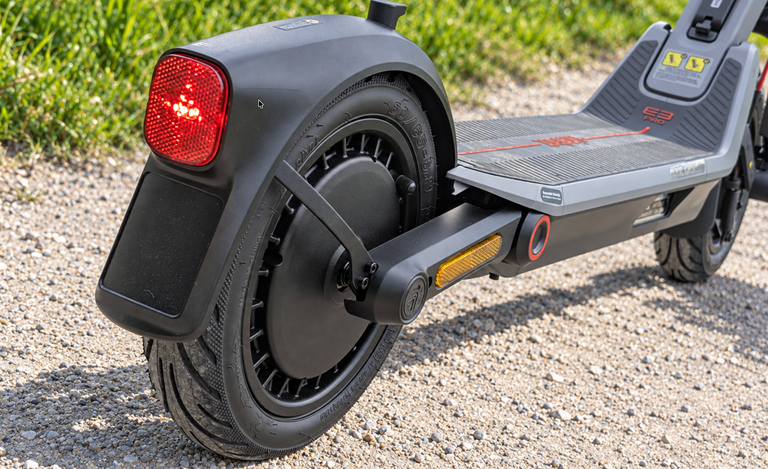 Heck des Segway E3 Pro D mit Rücklicht und Kennzeichenhalter