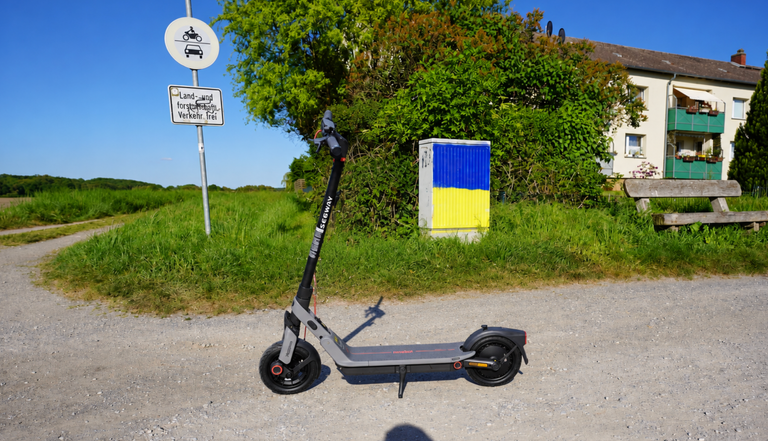 Segway Ninebot E3 Pro D aufgeklappt in der Seitenansicht